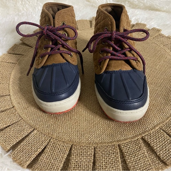 OshKosh B’gosh Boys Tarin Ankle Boots with durable traction and Duck Toe Size 1 - Picture 2 of 11